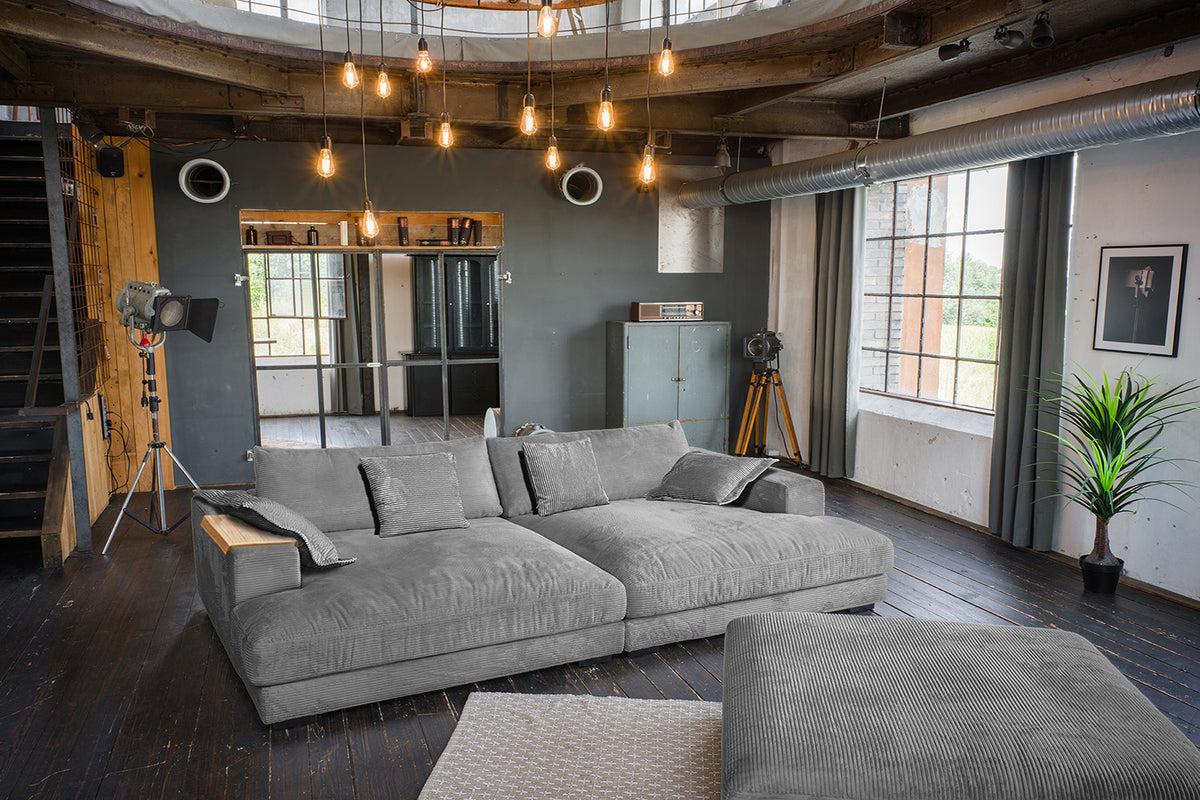 KAWOLA Big Sofa MADELINE Cord grau mit Hocker und 4 Zierkissen, mit Holztablett natur