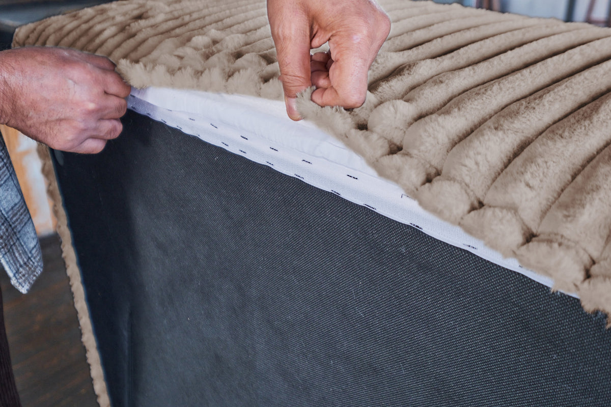 KAWOLA Hocker WIOLO SOFT Polsterhocker mit Rückenkissen Weicher Breitcord taupe