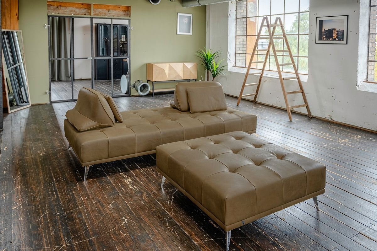 KAWOLA Sofa WIOLO Schlafsofa Daybed mit Hocker Leder camel