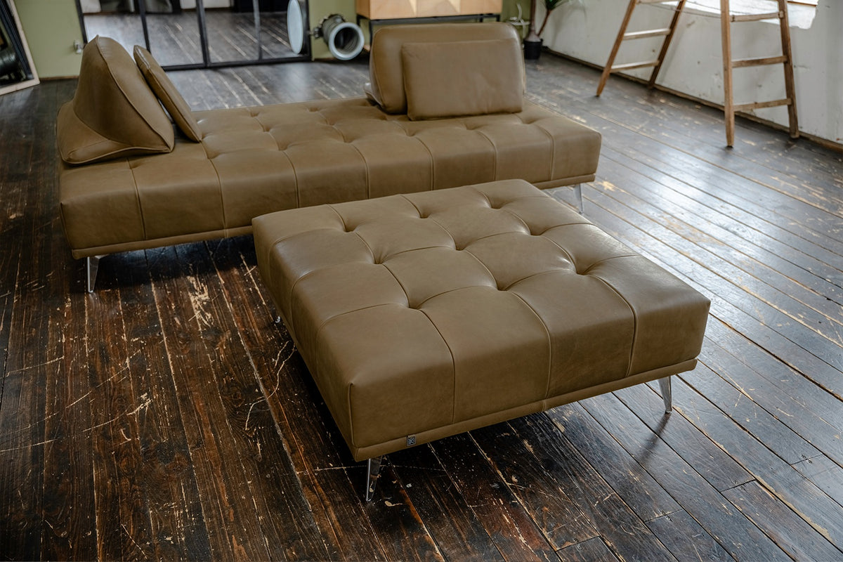 KAWOLA Sofa WIOLO Schlafsofa Daybed mit Hocker Leder camel