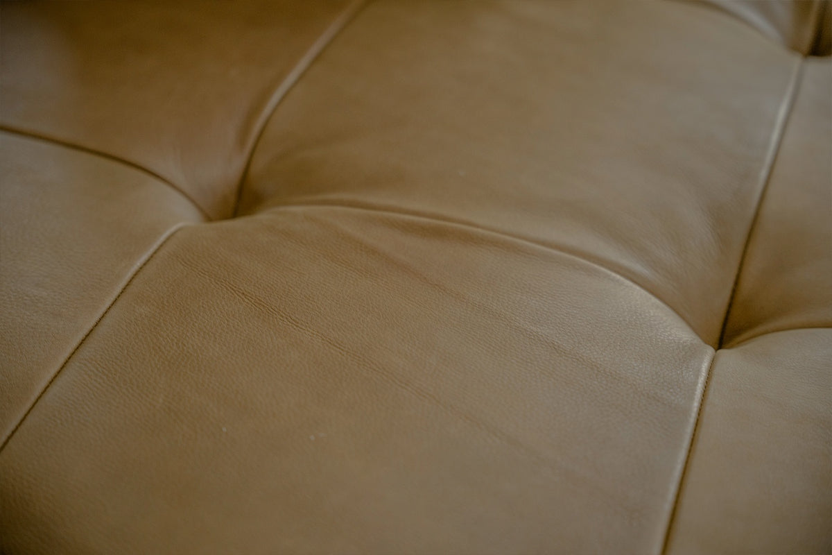 KAWOLA Sofa WIOLO Schlafsofa Daybed mit Hocker Leder camel