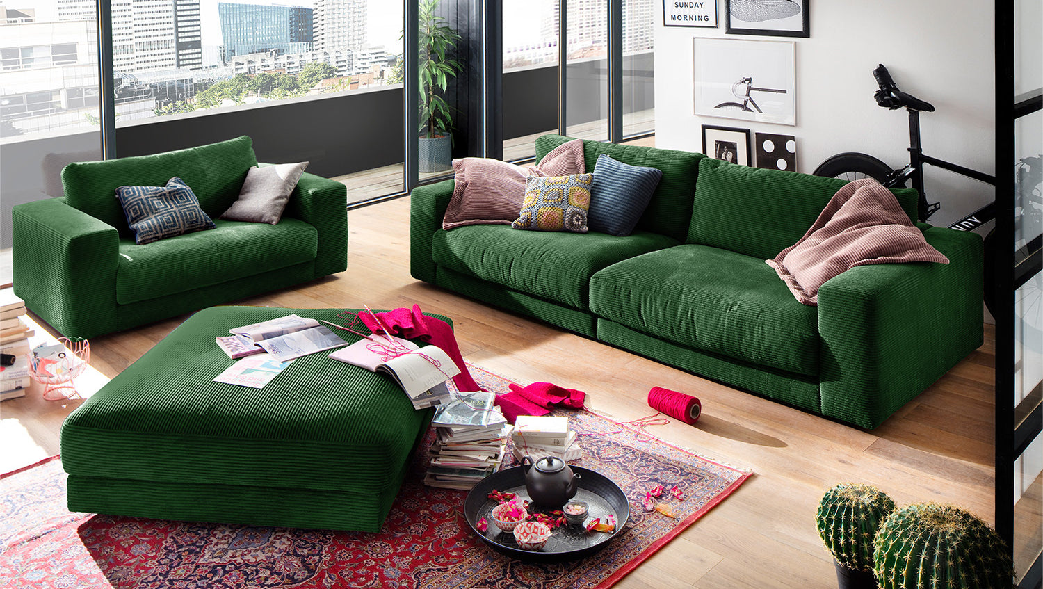KAWOLA Big Hocker MADELINE Polsterhocker Cord smaragd