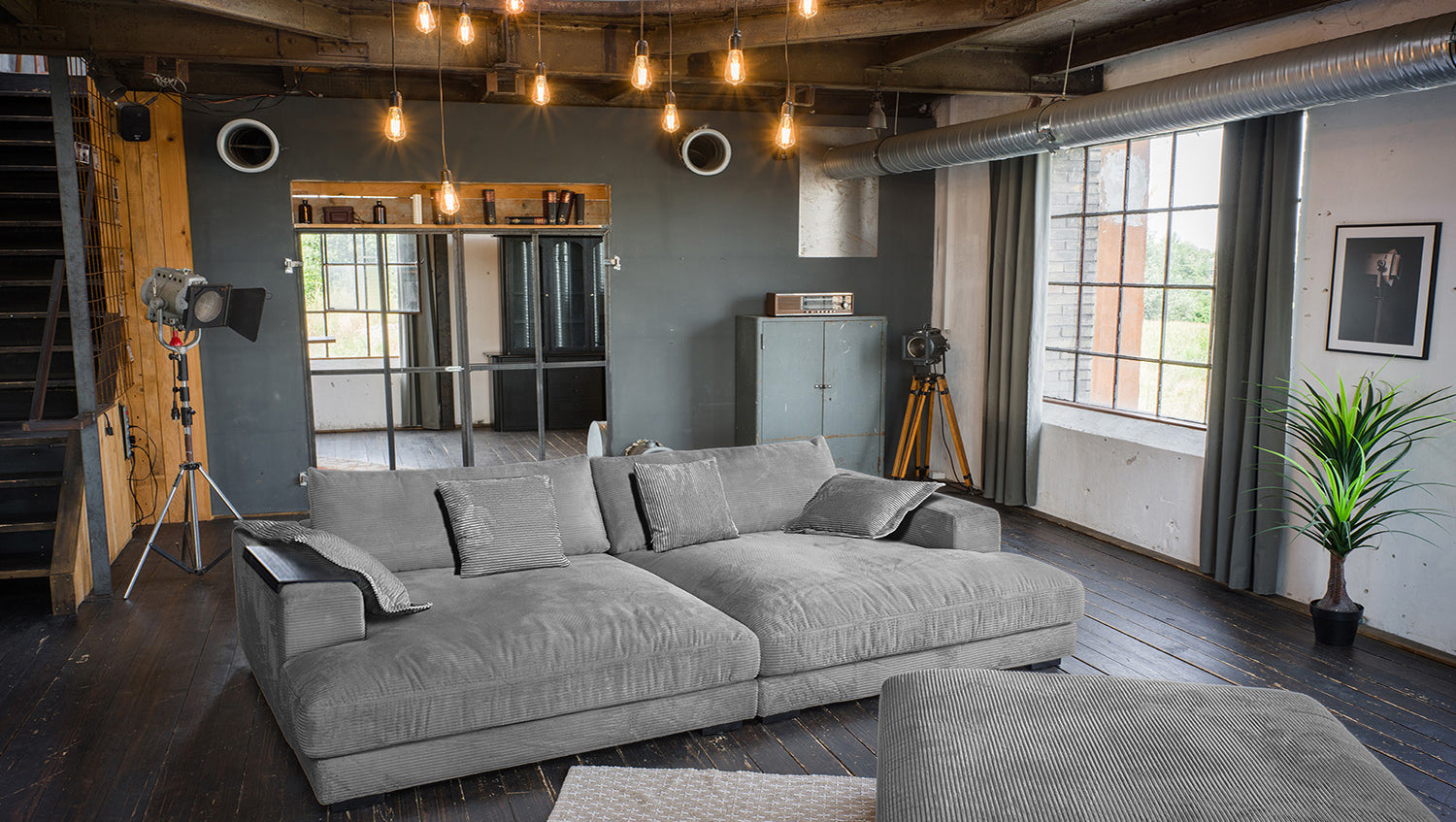 KAWOLA Big Sofa MADELINE Cord grau mit Hocker und 4 Zierkissen, mit Holztablett schwarz