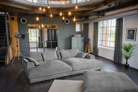 KAWOLA Big Sofa MADELINE Cord grau mit Hocker und 4 Zierkissen, mit Holztablett schwarz