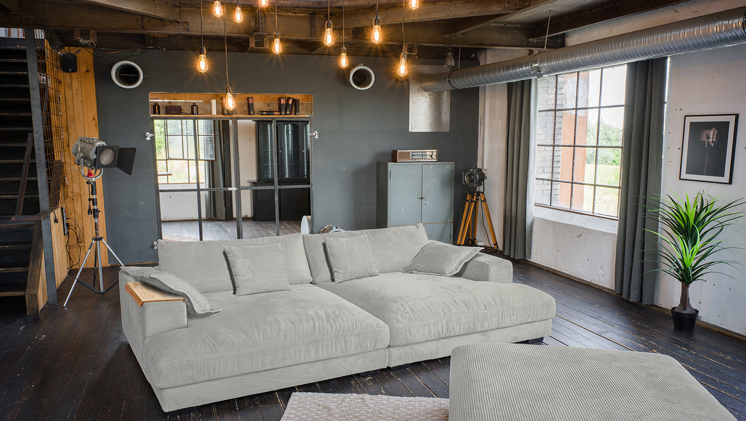 KAWOLA Big Sofa MADELINE Cord hellgrau mit Hocker und 4 Zierkissen, mit Holztablett natur
