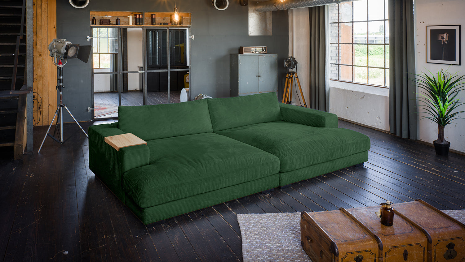KAWOLA Big Sofa MADELINE Cord smaragd, 290 x 190, mit Holztablett natur