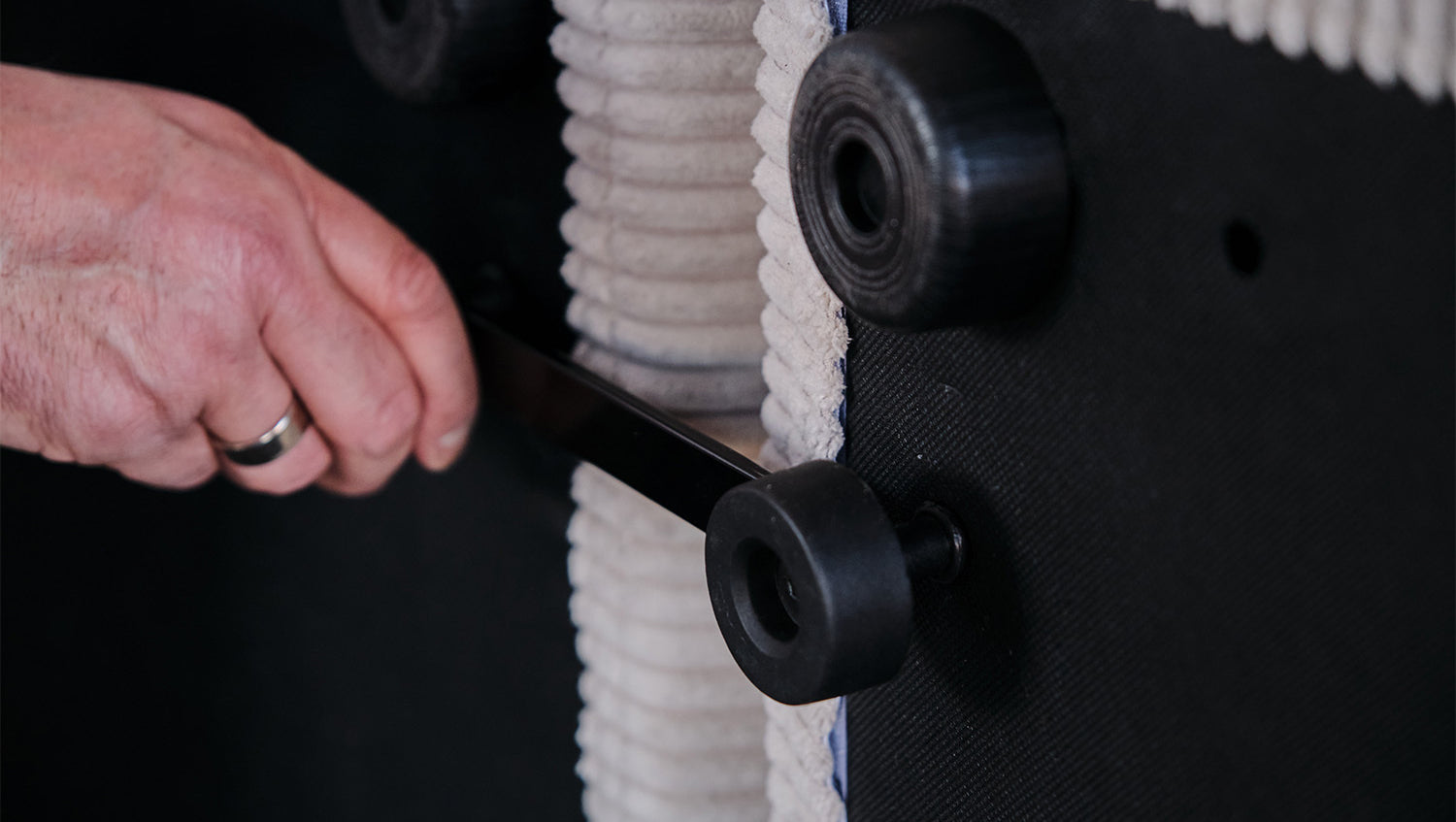 KAWOLA Hocker WIOLO SOFT Polsterhocker mit Rückenkissen Cord hellgrau