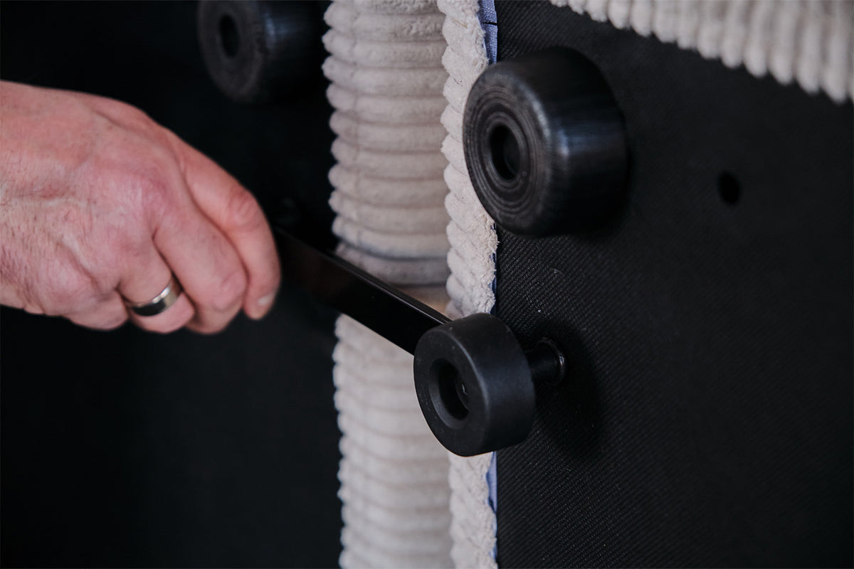KAWOLA Hocker WIOLO SOFT Polsterhocker mit Rückenkissen Cord hellgrau