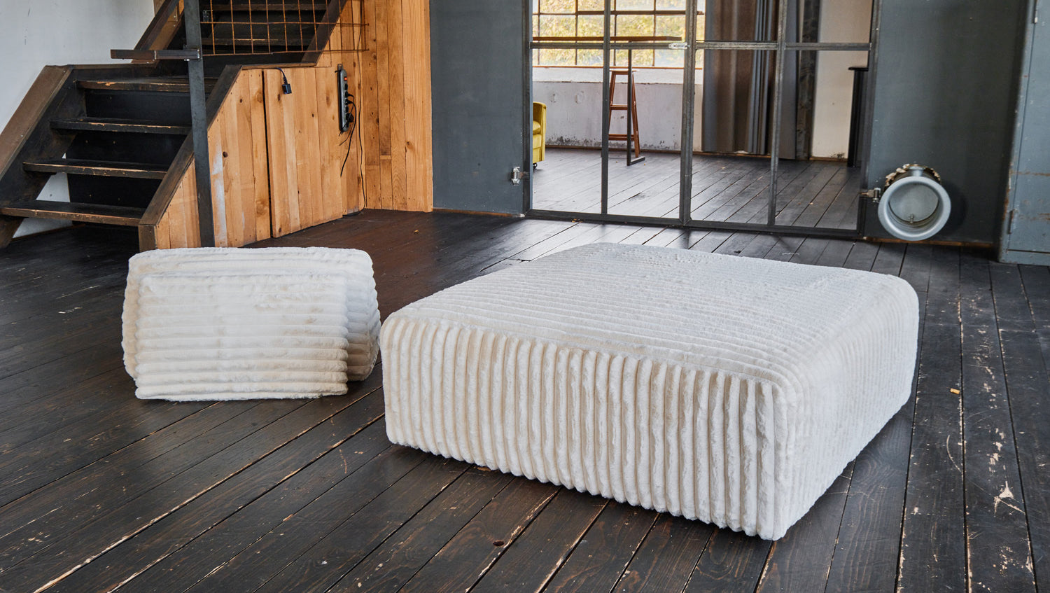 KAWOLA Hocker WIOLO SOFT Polsterhocker mit Rückenkissen Weicher Breitcord cremeweiß