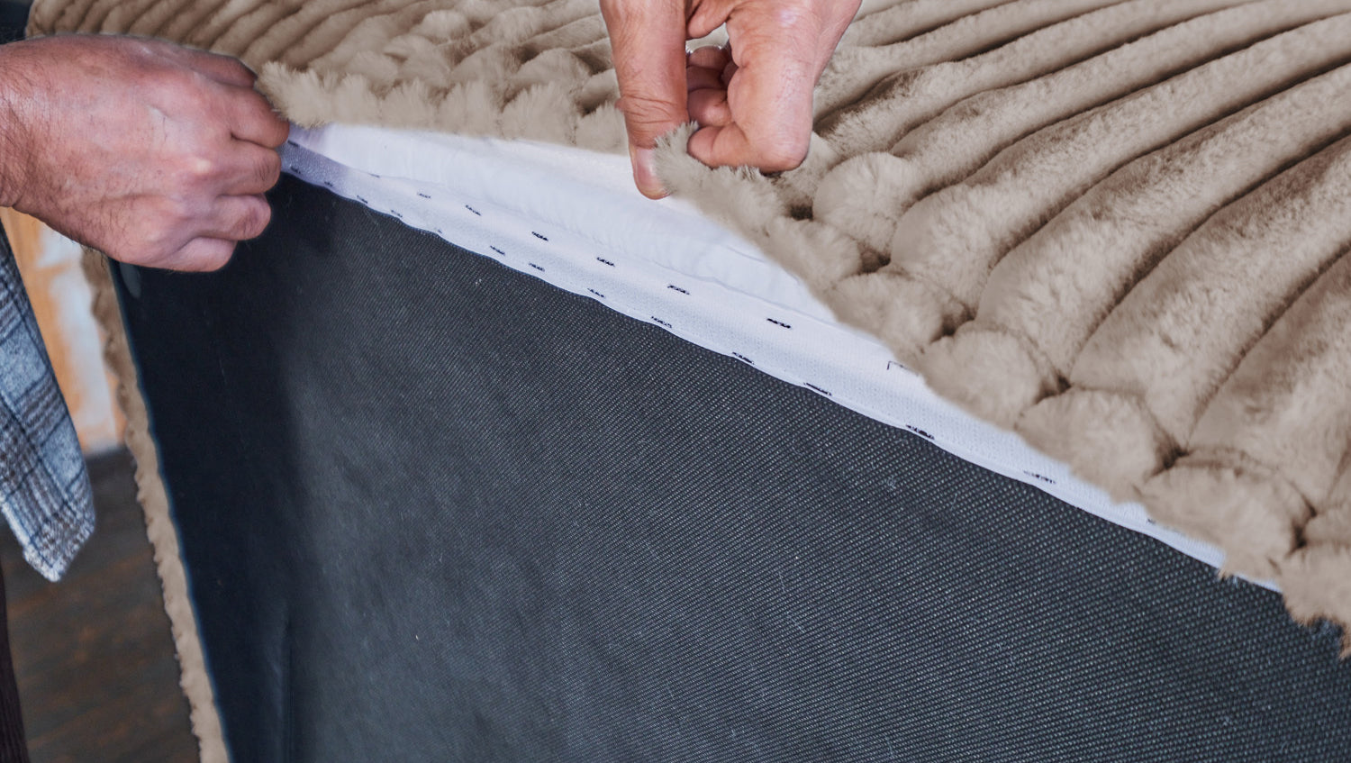 KAWOLA Hocker WIOLO SOFT Polsterhocker mit Rückenkissen Weicher Breitcord taupe