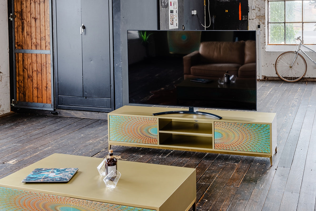 KAWOLA Lowboard LAGO TV-Board 2 Türen 2 Fächer Glas grün Fuß Edelstahl goldfarben