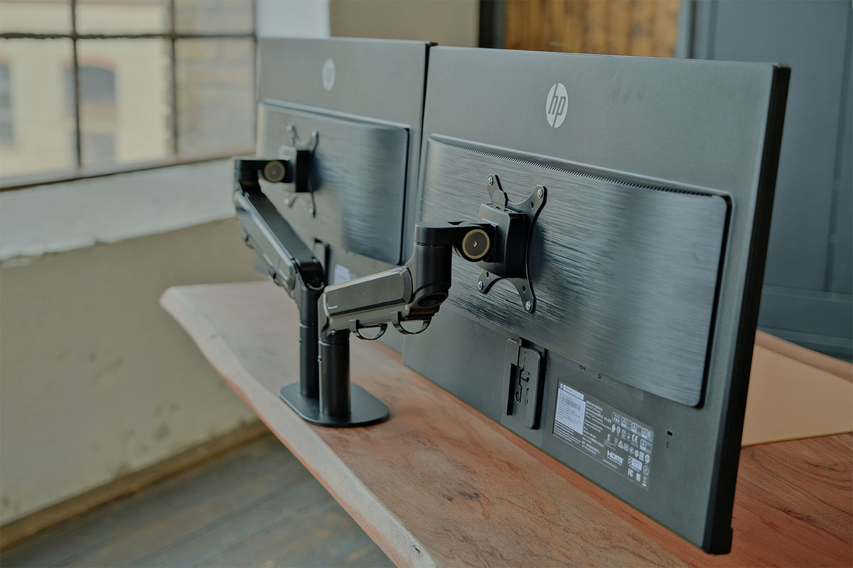 KAWOLA Schreibtisch LORA mit Monitorhalterung elektrisch höhenverstellbar mit Baumkante Nussbaumfarben massiv