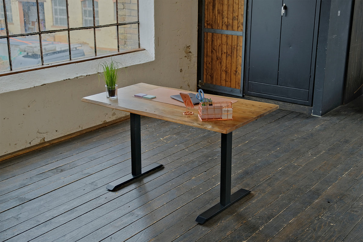 KAWOLA Schreibtisch LORA mit Monitorhalterung elektrisch höhenverstellbar mit Baumkante massiv