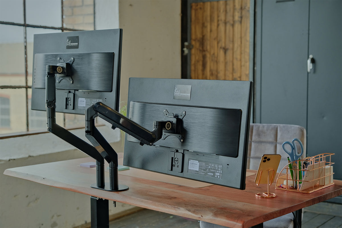 KAWOLA Schreibtisch LORA mit Monitorhalterung elektrisch höhenverstellbar mit Baumkante Nussbaumfarben massiv