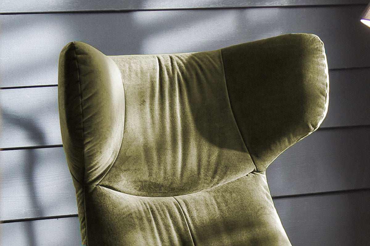 KAWOLA Sessel LOTTE Ohrensessel velvet olivgrün mit Hocker