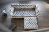 KAWOLA Set Big Sofa und Polsterhocker NARLA Chesterfield Velvet silber
