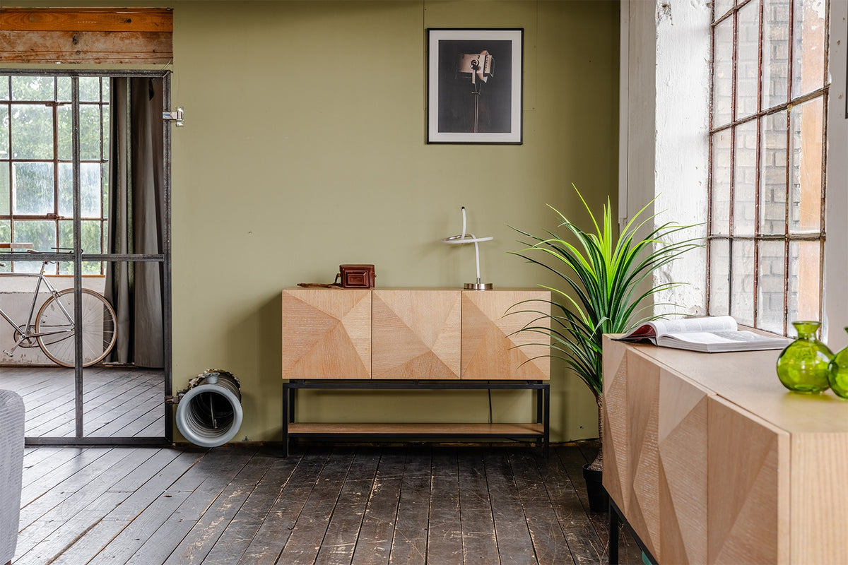 KAWOLA Sideboard ANJO 3 Türen 1 Ablage Eiche furniert braun Metall schwarz pulverbeschichtet