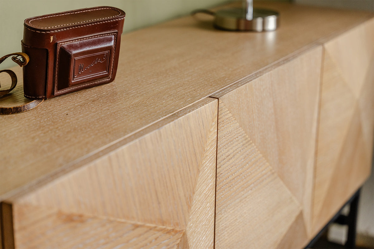 KAWOLA Sideboard ANJO 3 Türen 1 Ablage Eiche furniert braun Metall schwarz pulverbeschichtet