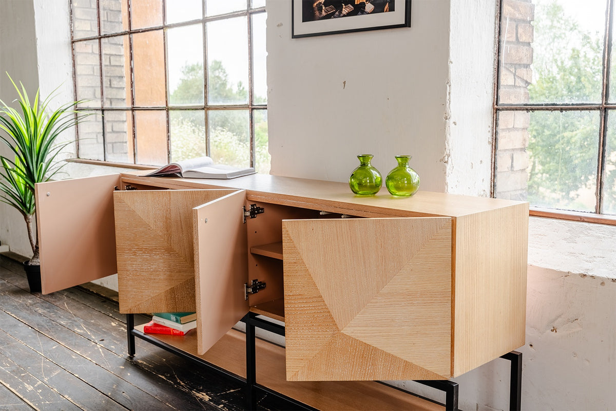 KAWOLA Sideboard ANJO 4 Türen 1 Ablage Eiche furniert braun Metall schwarz pulverbeschichtet