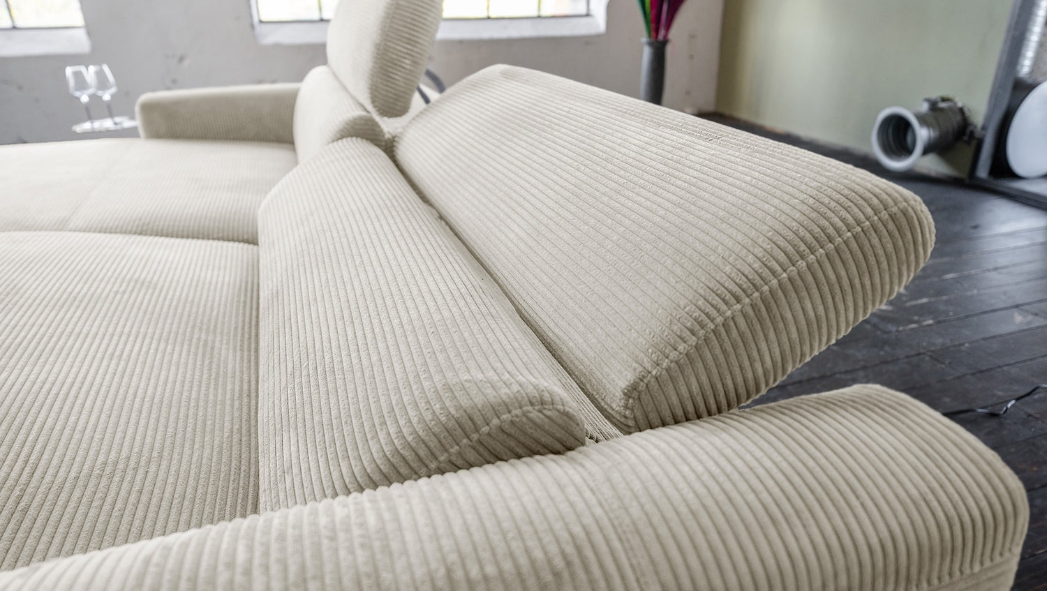 KAWOLA Sofa LAISKA Ecksofa Relaxfunktion teilmotorisch Cord cremeweiß
