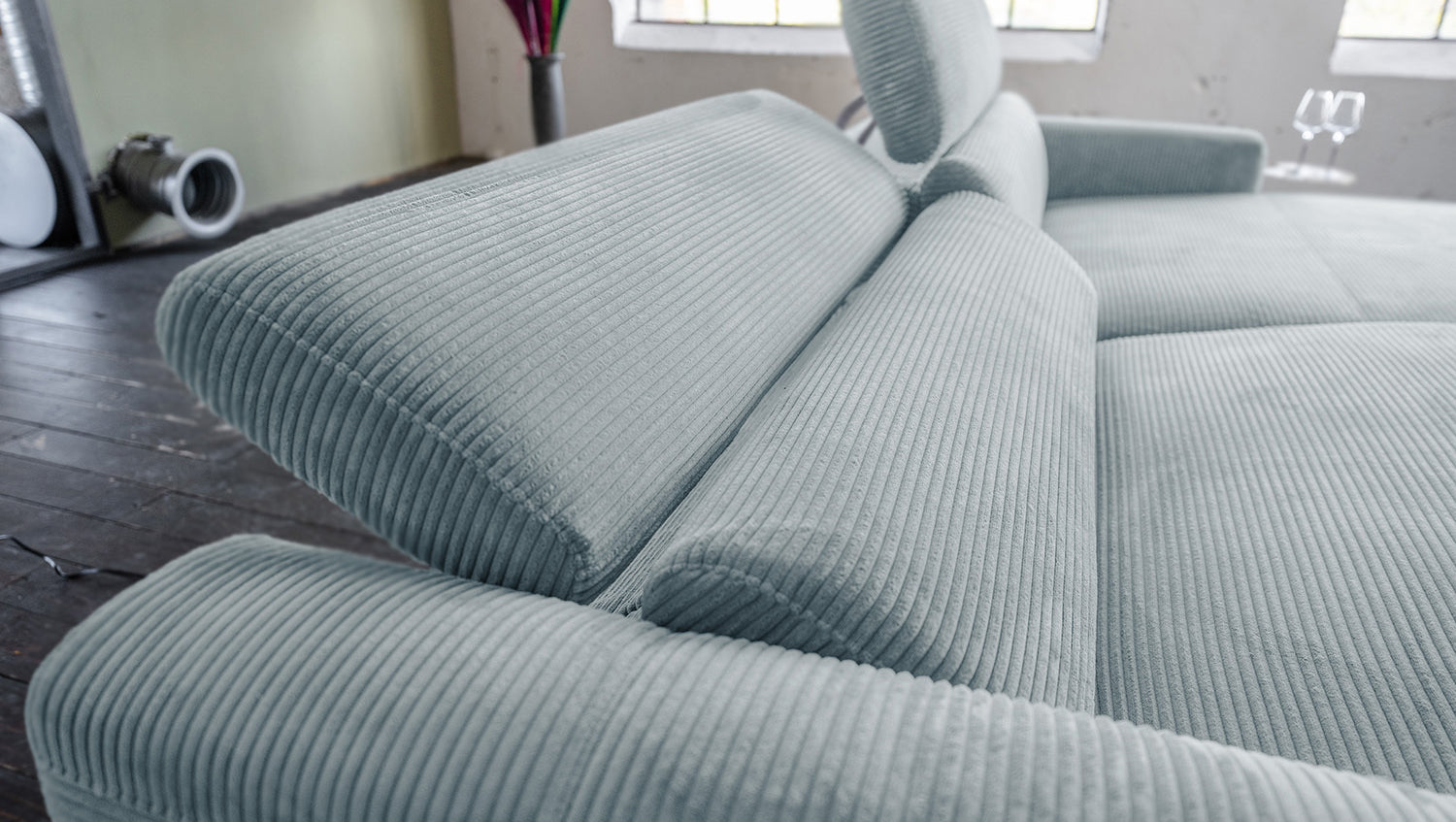 KAWOLA Sofa LAISKA Ecksofa Relaxfunktion teilmotorisch Cord hellblau