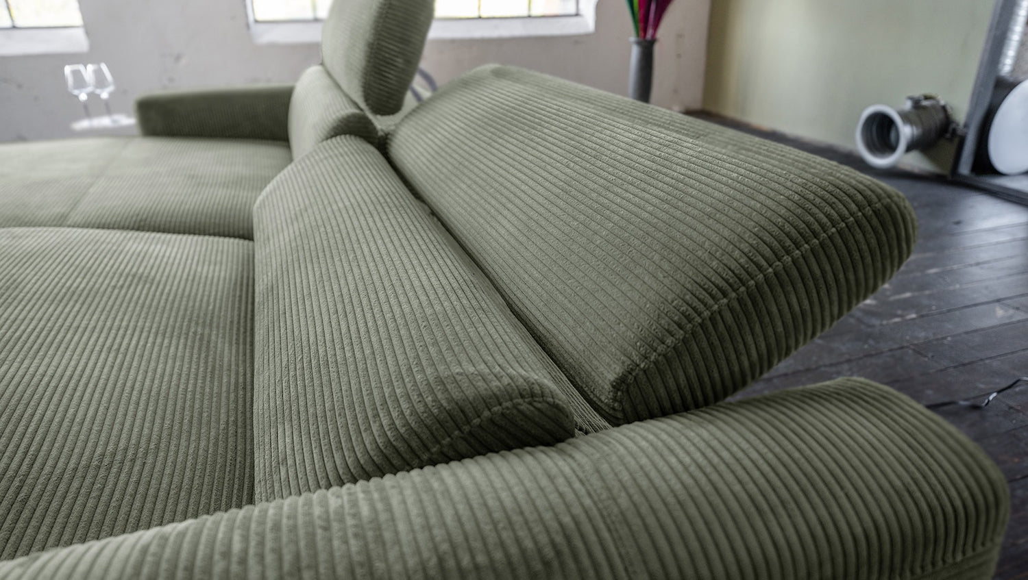 KAWOLA Sofa LAISKA Ecksofa Relaxfunktion teilmotorisch Cord olivgrün