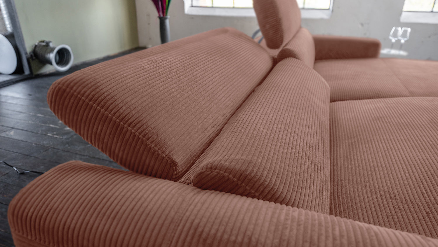 KAWOLA Sofa LAISKA Ecksofa Relaxfunktion teilmotorisch Cord rost