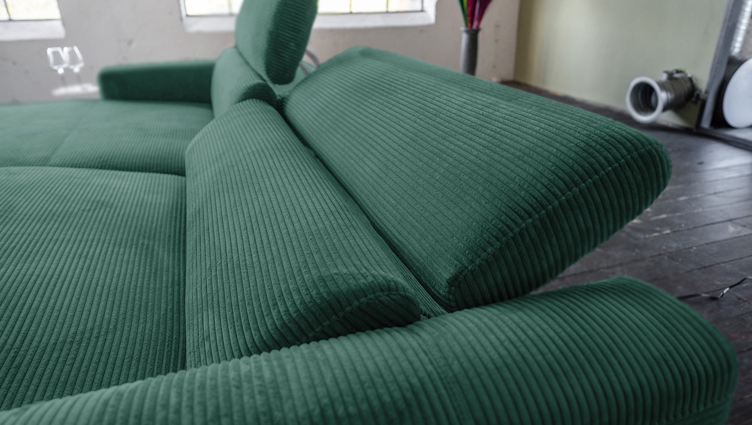 KAWOLA Sofa LAISKA Ecksofa Relaxfunktion teilmotorisch Cord smaragd