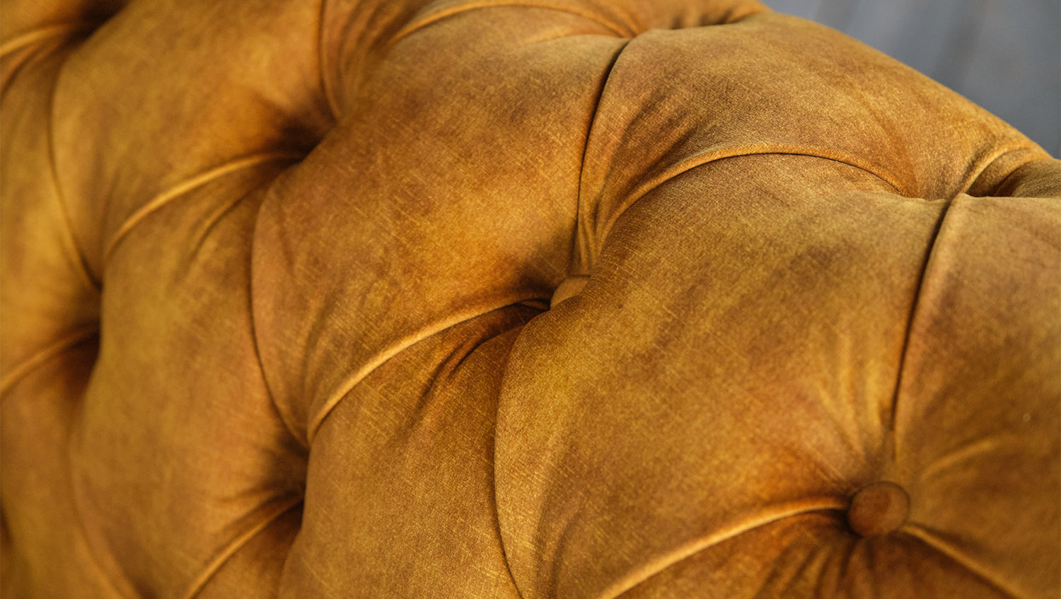 KAWOLA Sofa NILO 3-Sitzer Velvet Vintage gold