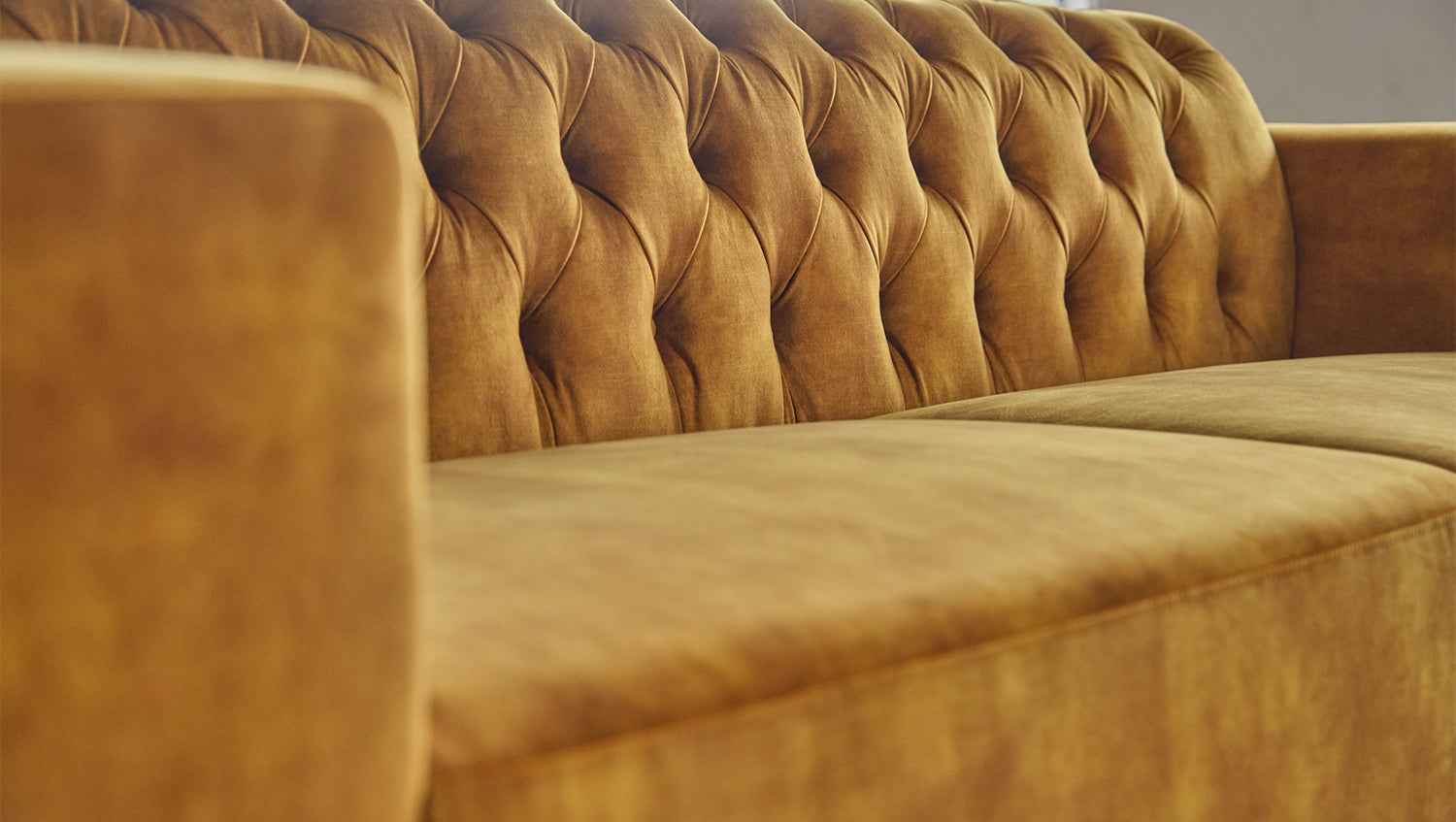 KAWOLA Sofa NILO 3-Sitzer Velvet Vintage gold