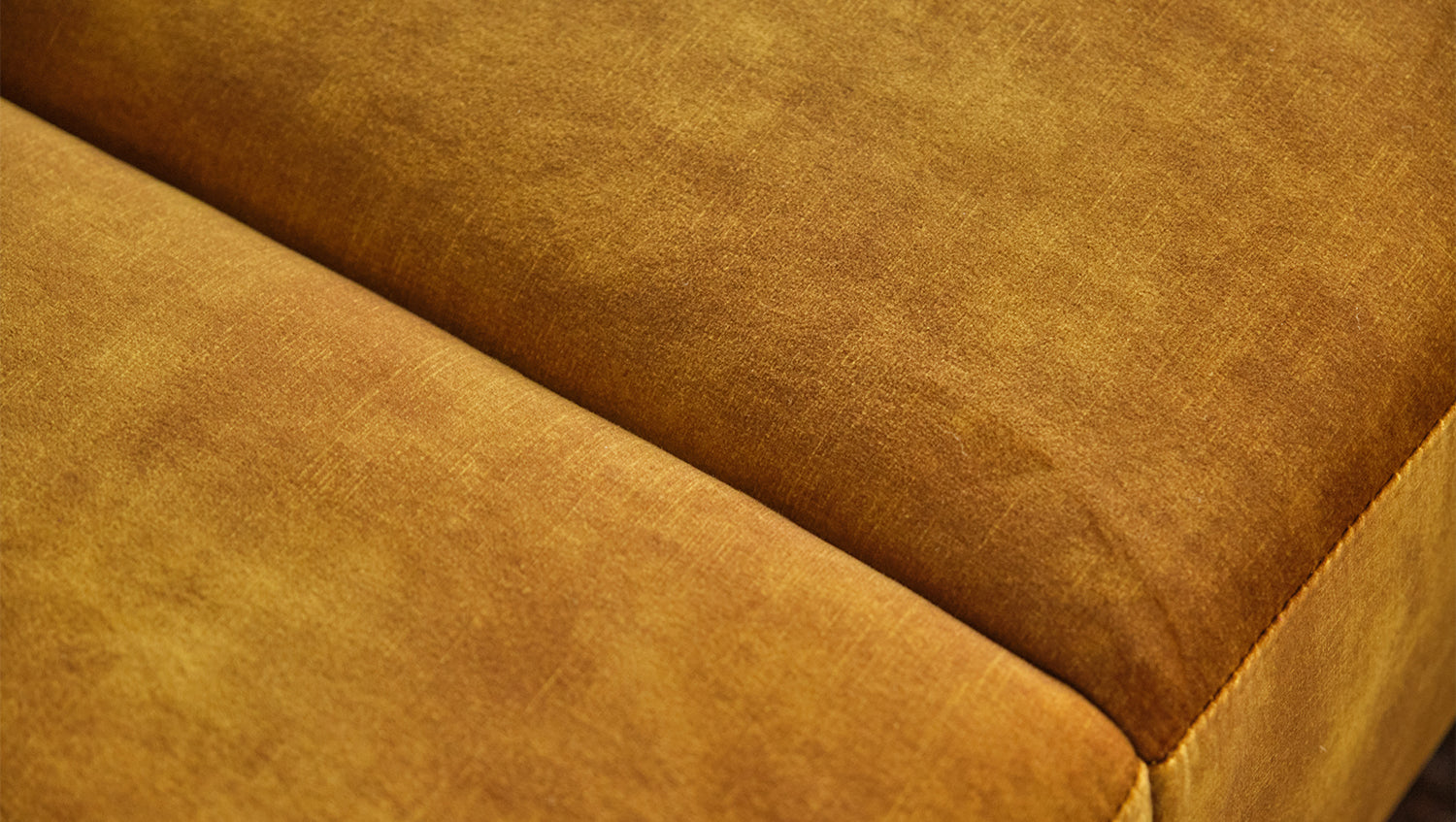 KAWOLA Sofa NILO 3-Sitzer Velvet Vintage gold