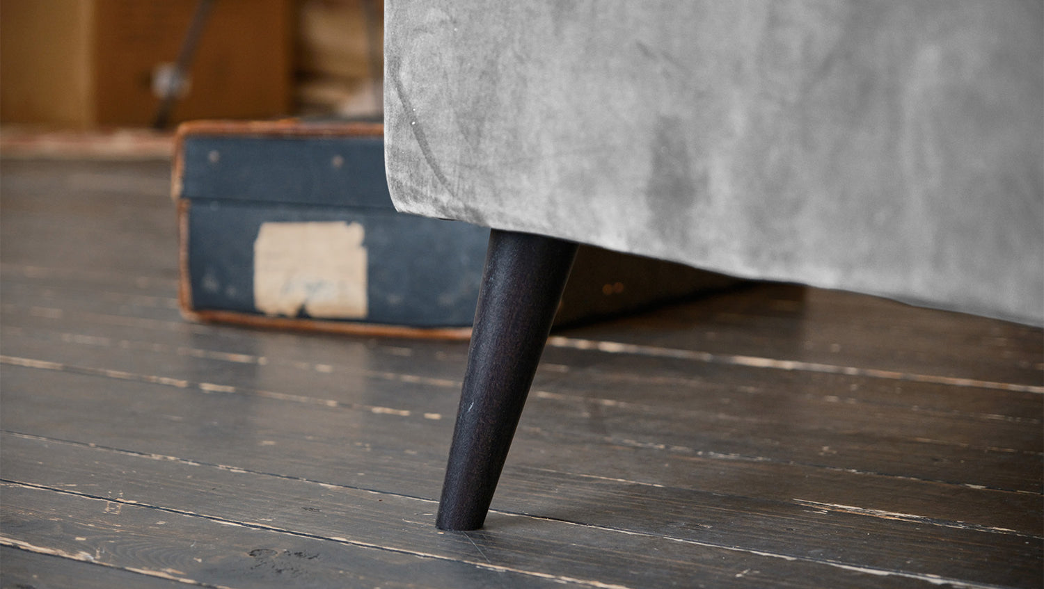 KAWOLA Sofa QUENYA Ecksofa Cord dunkelgrau / Velvet silber