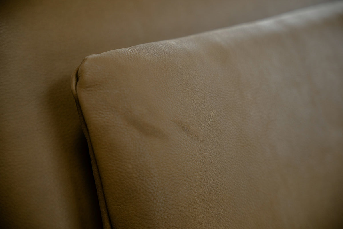 KAWOLA Sofa WIOLO Schlafsofa Daybed mit Hocker Leder camel