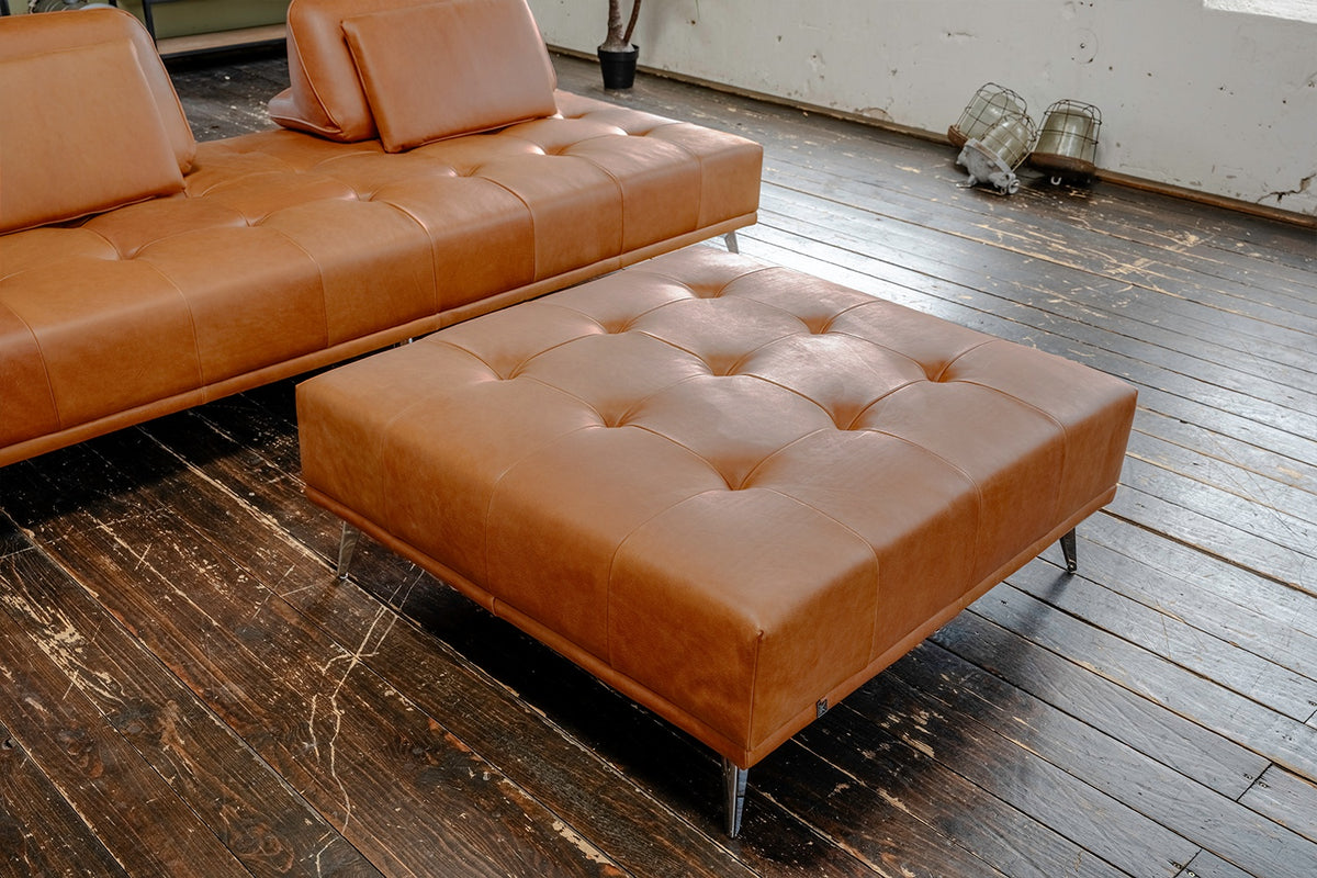 KAWOLA Sofa WIOLO Schlafsofa Daybed mit Hocker Leder cognac