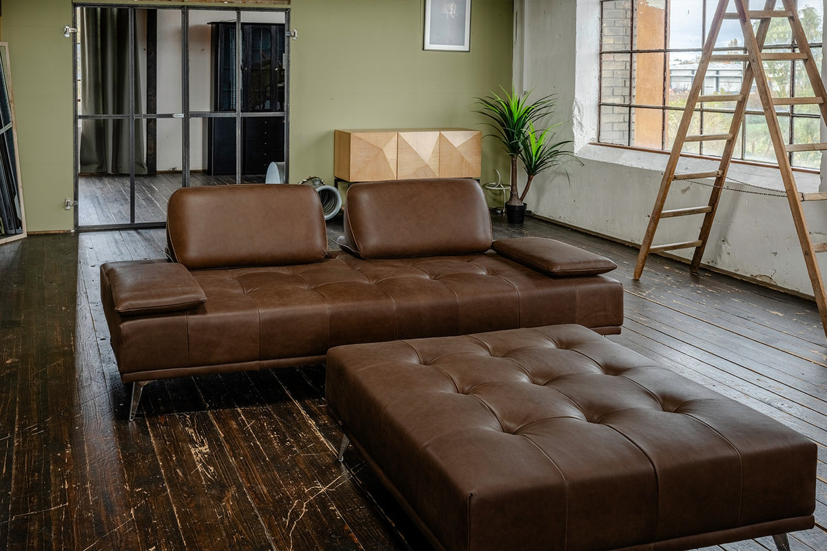 KAWOLA Sofa WIOLO Schlafsofa Daybed mit Hocker Leder dunkelbraun
