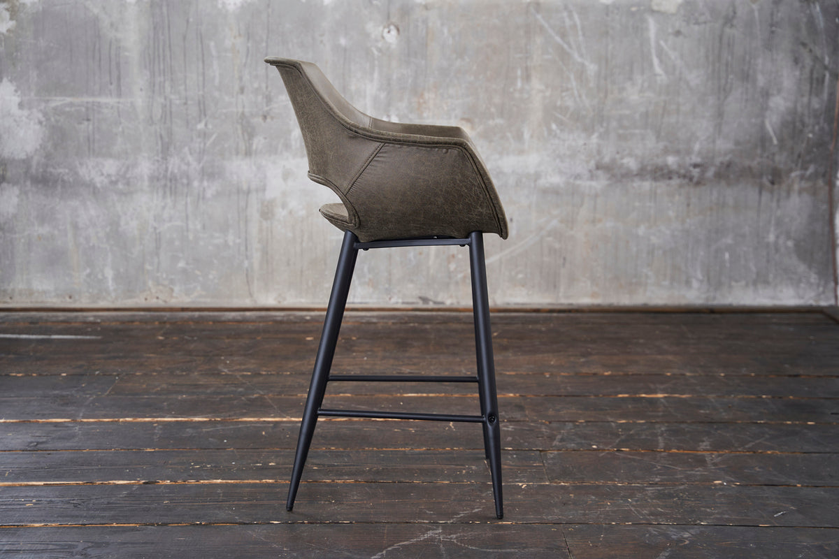 KAWOLA Thekenhocker ZAJA Barstuhl Sitzhöhe 65 cm Microfaser oliv