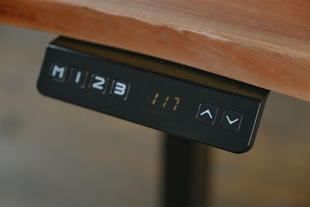 KAWOLA Schreibtisch LORA elektrisch höhenverstellbar mit Baumkante Nussbaumfarben massiv