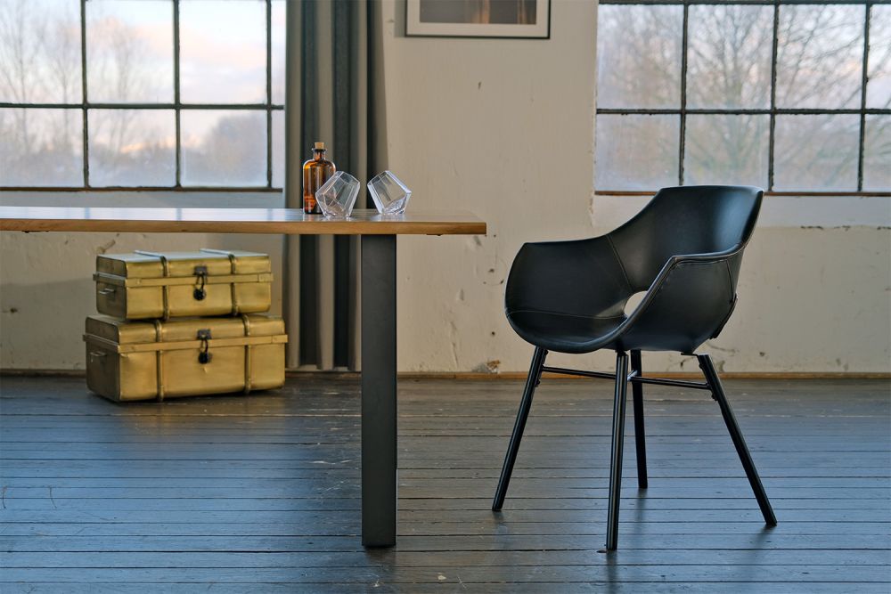 KAWOLA Essgruppe mit Esstisch Baumkante und Stühle ZAJA Kunstleder schwarz