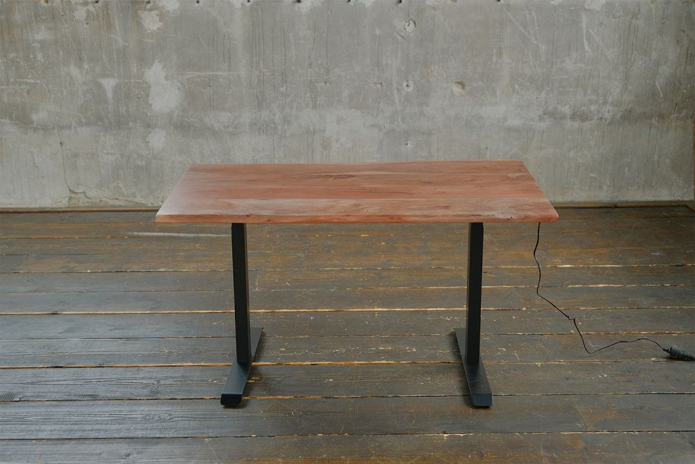 KAWOLA Schreibtisch LORA elektrisch höhenverstellbar mit Baumkante Nussbaumfarben massiv