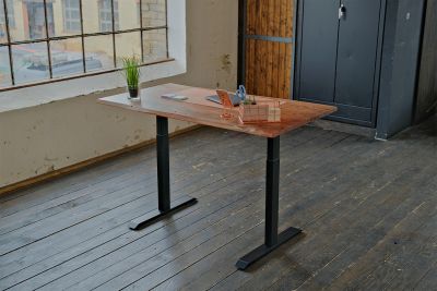 Vorschau: KAWOLA Schreibtisch LORA elektrisch höhenverstellbar mit Baumkante Nussbaumfarben massiv Vorschau: KAWOLA Schreibtisch LORA elektrisch höhenverstellbar mit Baumkante Nussbaumfarben massiv