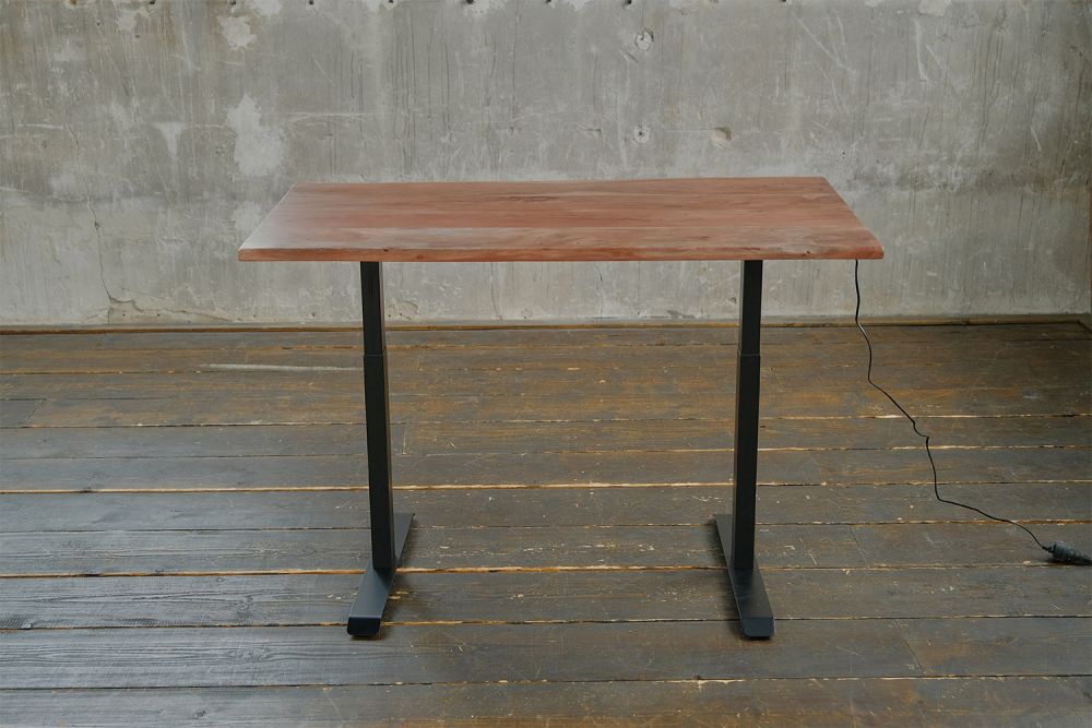 KAWOLA Schreibtisch LORA elektrisch höhenverstellbar mit Baumkante Nussbaumfarben massiv