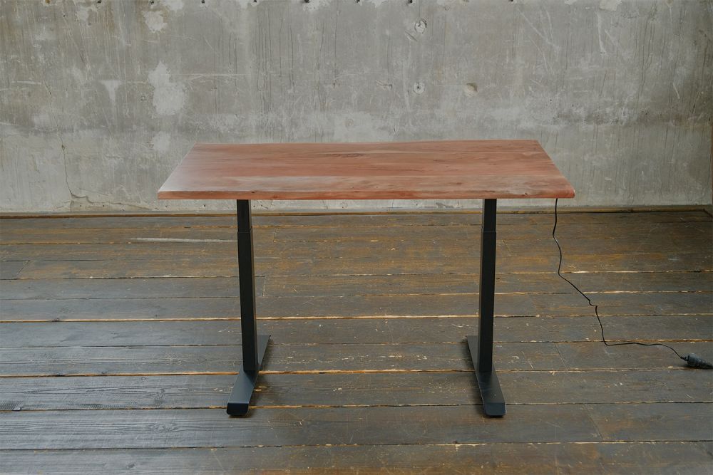 KAWOLA Schreibtisch LORA elektrisch höhenverstellbar mit Baumkante Nussbaumfarben massiv