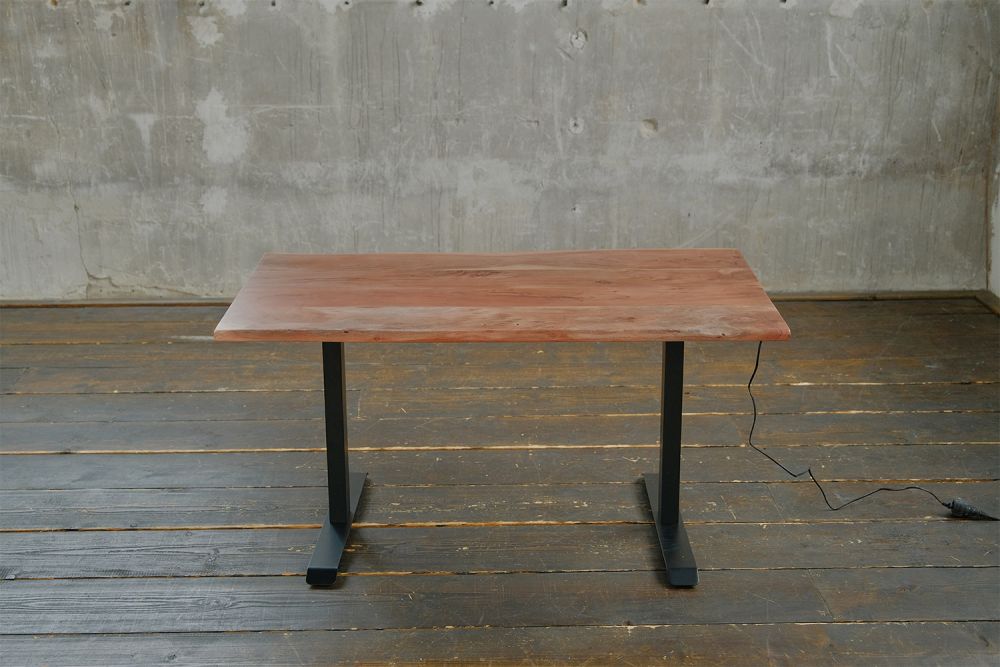 KAWOLA Schreibtisch LORA elektrisch höhenverstellbar mit Baumkante Nussbaumfarben massiv