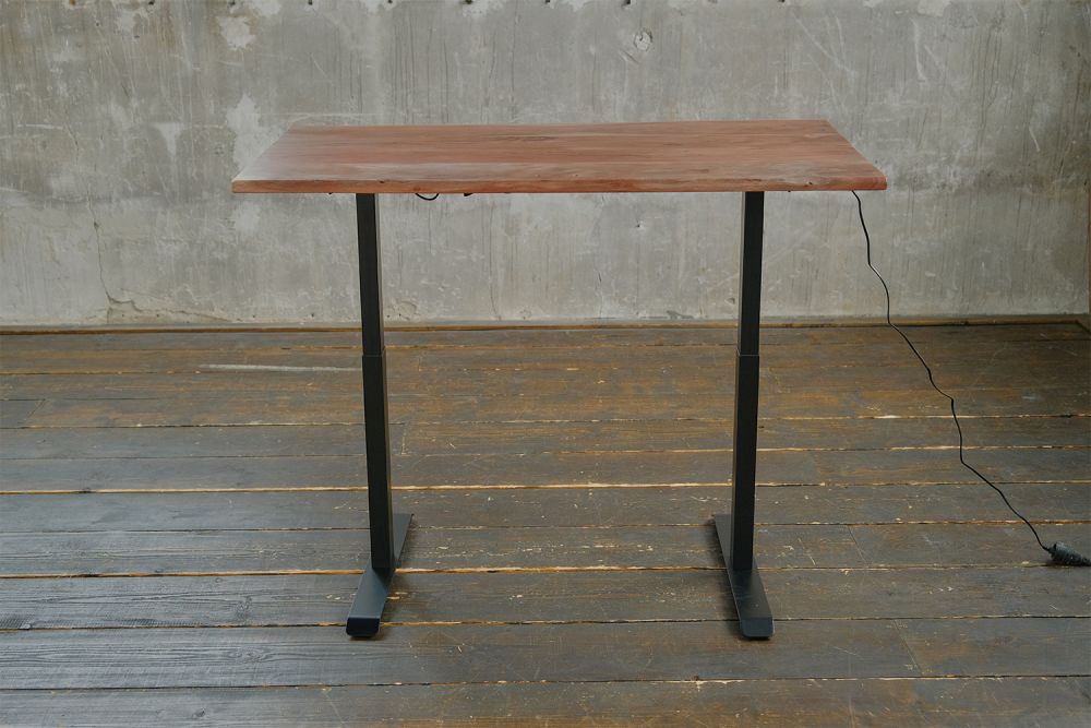 KAWOLA Schreibtisch LORA elektrisch höhenverstellbar mit Baumkante Nussbaumfarben massiv