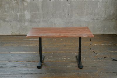 Vorschau: KAWOLA Schreibtisch LORA elektrisch höhenverstellbar mit Baumkante Nussbaumfarben massiv Vorschau: KAWOLA Schreibtisch LORA elektrisch höhenverstellbar mit Baumkante Nussbaumfarben massiv