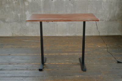 Vorschau: KAWOLA Schreibtisch LORA elektrisch höhenverstellbar mit Baumkante Nussbaumfarben massiv Vorschau: KAWOLA Schreibtisch LORA elektrisch höhenverstellbar mit Baumkante Nussbaumfarben massiv